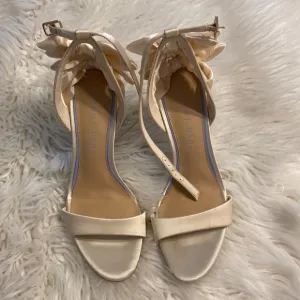 GIANNI BINI SANDALS SIZE 9 BNWOT COLOR CREAM/BEIGE LEATHER SOLE HEEL 4”