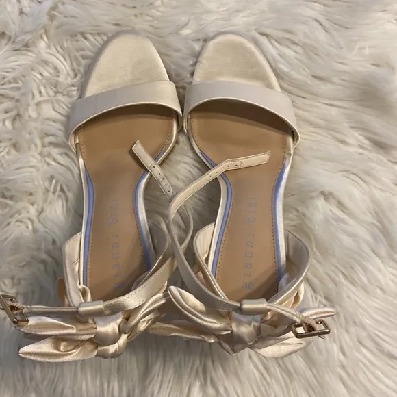 GIANNI BINI SANDALS SIZE 9 BNWOT COLOR CREAM/BEIGE LEATHER SOLE HEEL 4”
