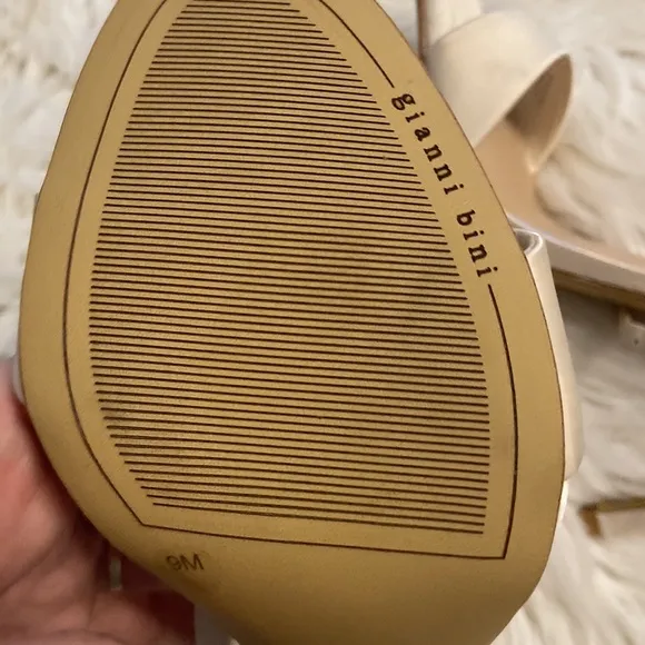 GIANNI BINI SANDALS SIZE 9 BNWOT COLOR CREAM/BEIGE LEATHER SOLE HEEL 4”