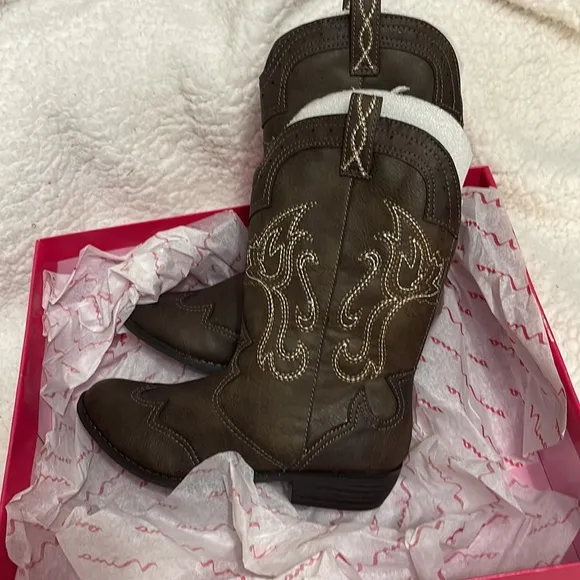 Girls distressed brown Cowgirl boots. Size 1