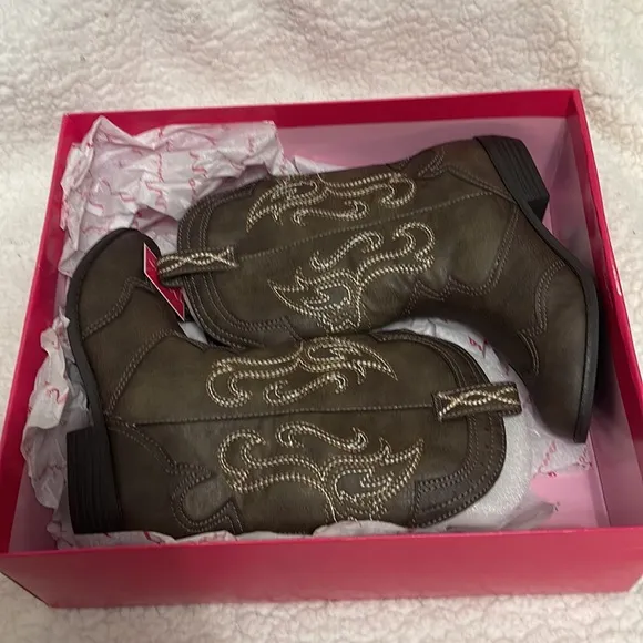 Girls distressed brown Cowgirl boots. Size 1