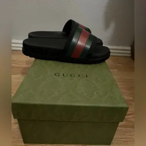 Gucci Men's Black and Green Slide Sandals