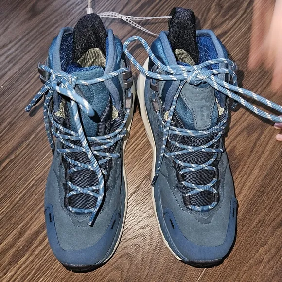 HOKA Women's Kaha 2 GTX Blue Coral Hiking Boots NWOB New Without Box 7.5