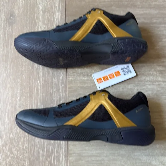 Kanso DragonFly Indoor Court Shoes Black/Gold size 7.5 NWT in box