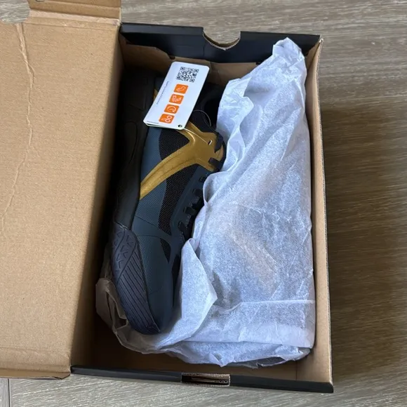 Kanso DragonFly Indoor Court Shoes Black/Gold size 7.5 NWT in box