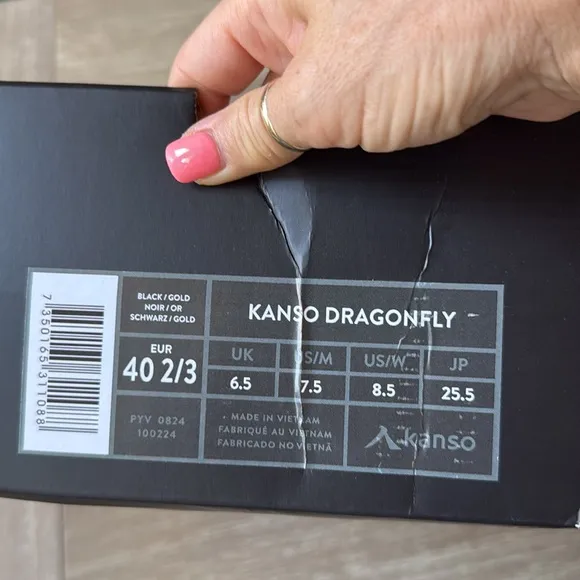 Kanso DragonFly Indoor Court Shoes Black/Gold size 7.5 NWT in box