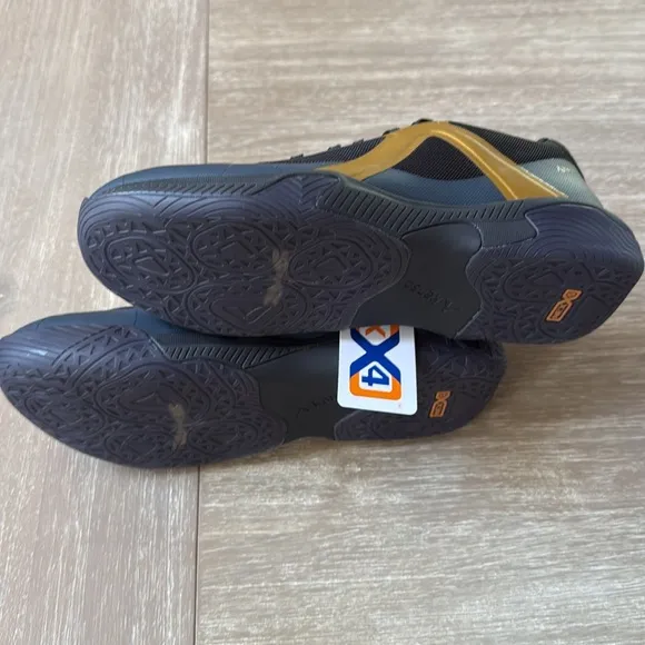 Kanso DragonFly Indoor Court Shoes Black/Gold size 7.5 NWT in box