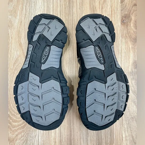 KEEN Newport H2 Men black/steel grey Size 7.5 EUC