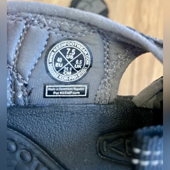 KEEN Newport H2 Men black/steel grey Size 7.5 EUC