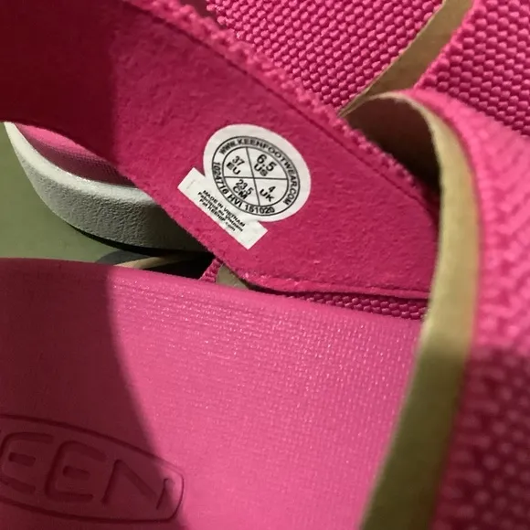 Keen Pink Peacock/Vapor Women’s Sandal size 6.5 NWB