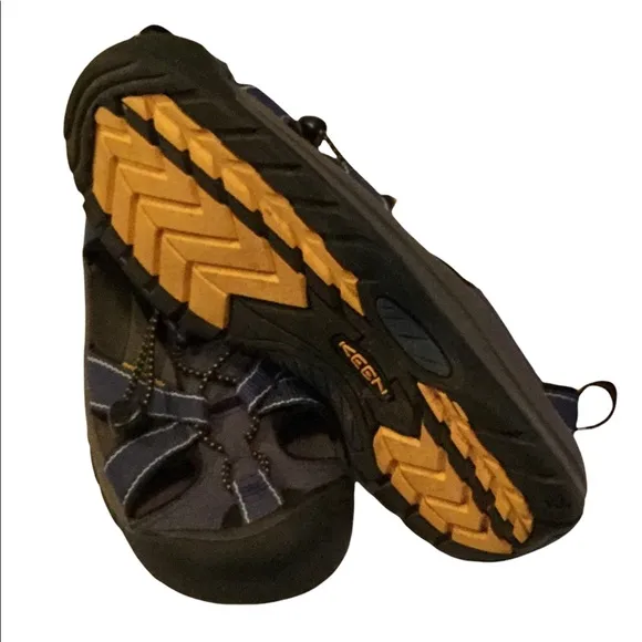 KEEN TREK sandal.