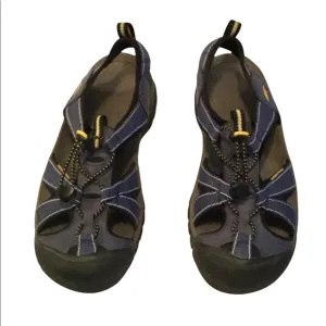 KEEN TREK sandal.