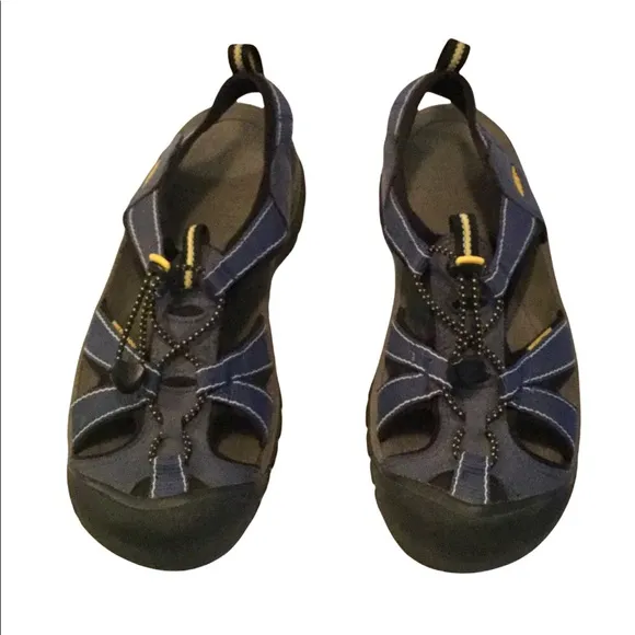 KEEN TREK sandal.