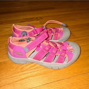 Keen fisherman youth Pink and Gray Sandals size 5