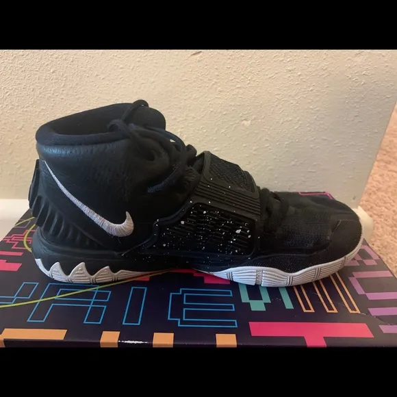 Kyrie 6 Boys Shoes 5.5Y