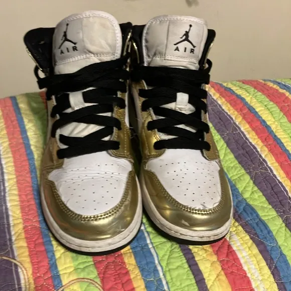 Like new! Nike Air Jordan 1 Retro Mid SE GS Metallic Gold Black White 5Y