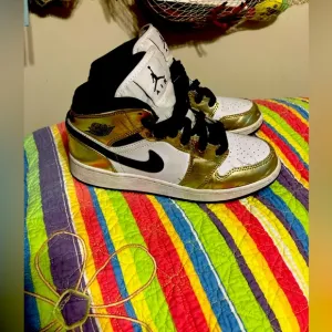 Like new! Nike Air Jordan 1 Retro Mid SE GS Metallic Gold Black White 5Y