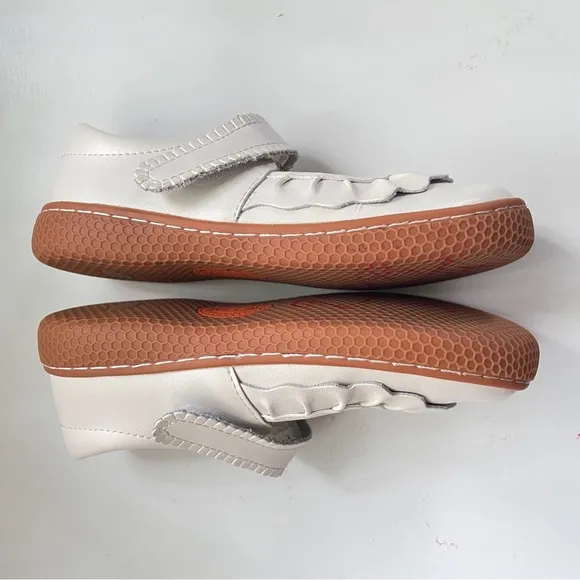 Live and Luca Girl’s 11 Velcro Mary Jane dress shoes Leather White RUCHE sz 11