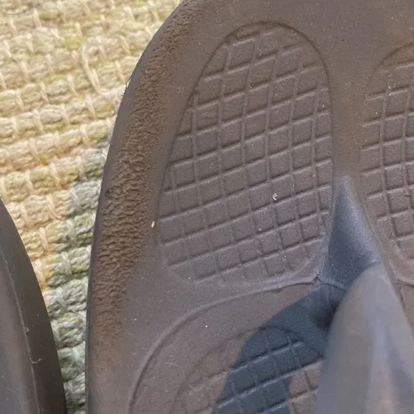 Men’s Oofos sandals