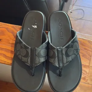 Men’s size 9 coach sandals in new condition.