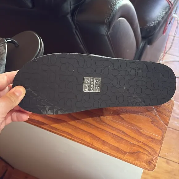 Men’s size 9 coach sandals in new condition.