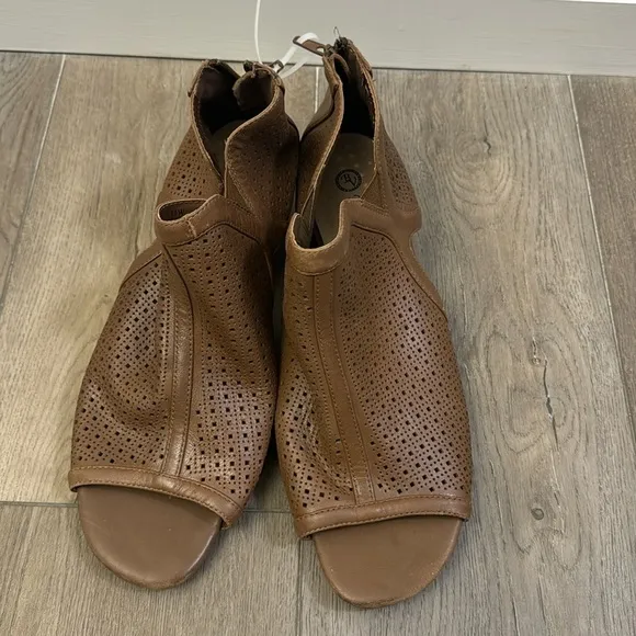 NEW! Bella Vita Womens Remy Brown Wedge - Size 11 Wide