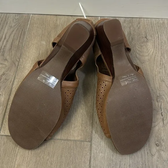 NEW! Bella Vita Womens Remy Brown Wedge - Size 11 Wide