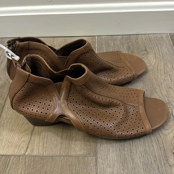 NEW! Bella Vita Womens Remy Brown Wedge - Size 11 Wide