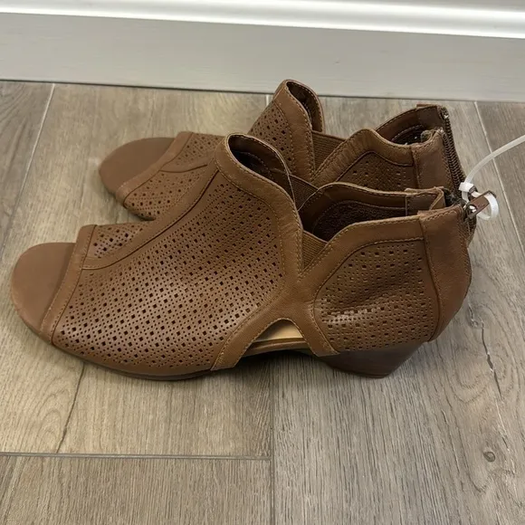 NEW! Bella Vita Womens Remy Brown Wedge - Size 11 Wide