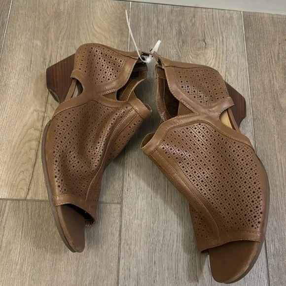 NEW! Bella Vita Womens Remy Brown Wedge - Size 11 Wide