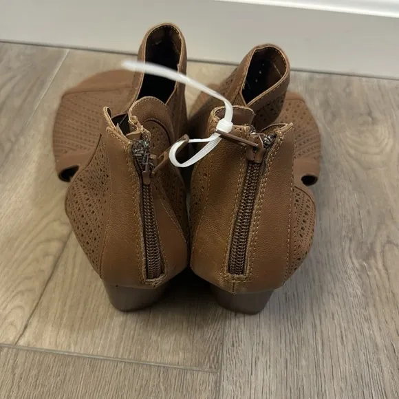NEW! Bella Vita Womens Remy Brown Wedge - Size 11 Wide