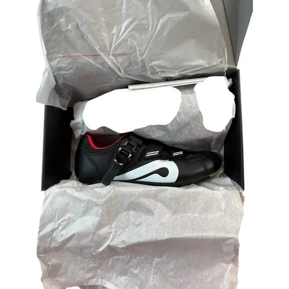 New In Box Peloton Cycling Bike Shoes With Cleat Size 40 (US Men's 7 Women's 9)