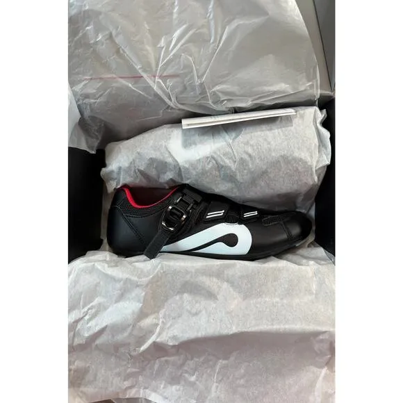 New In Box Peloton Cycling Bike Shoes With Cleat Size 40 (US Men's 7 Women's 9)