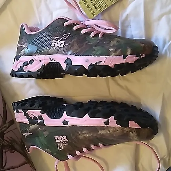 New In Box Real Tree Girl Camo and pink sneakers shoes size 6.5 - 7