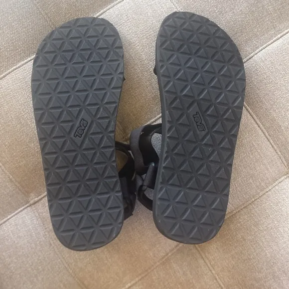New In Box Teva Men’s Original Universal Sandals Black