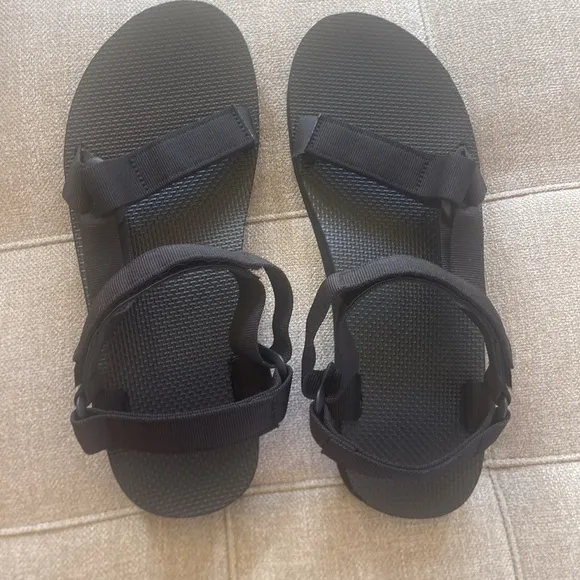 New In Box Teva Men’s Original Universal Sandals Black