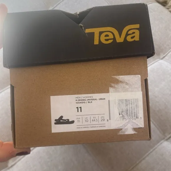 New In Box Teva Men’s Original Universal Sandals Black