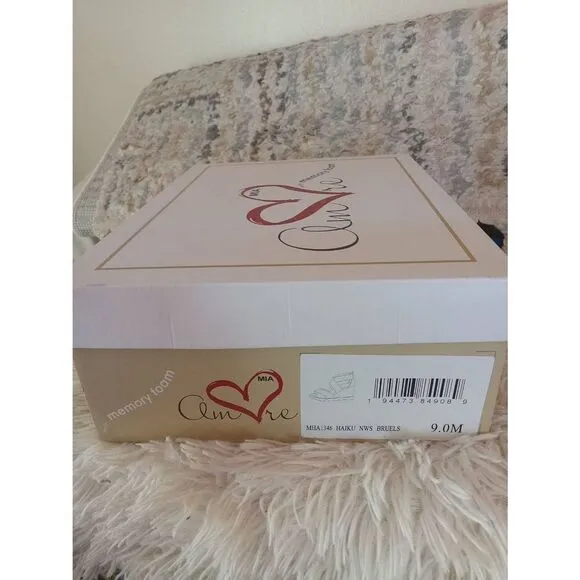 New in box Mia sandals sz9
