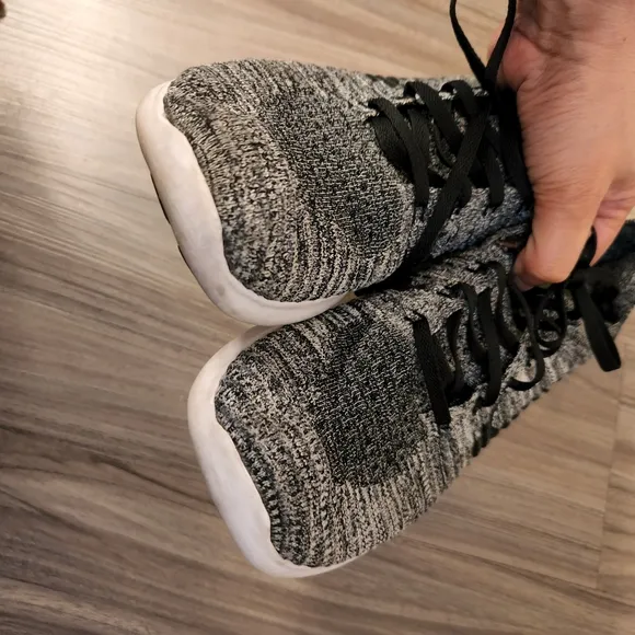 Nike black/white free rn flynit shoes