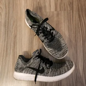 Nike black/white free rn flynit shoes
