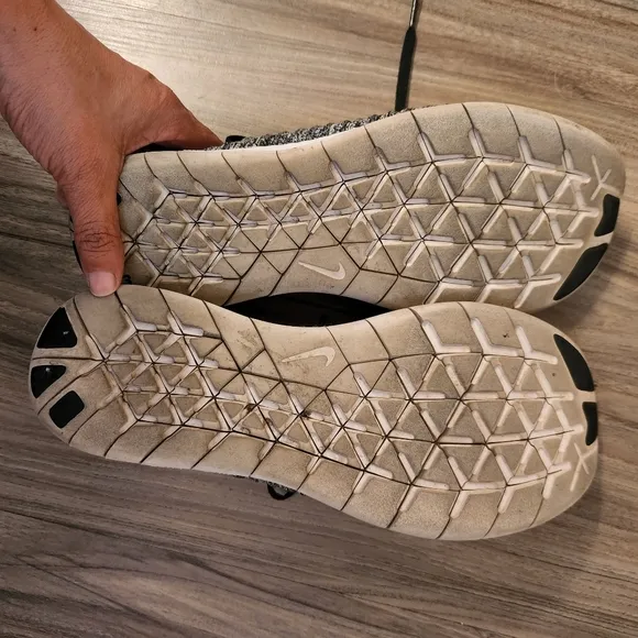 Nike black/white free rn flynit shoes