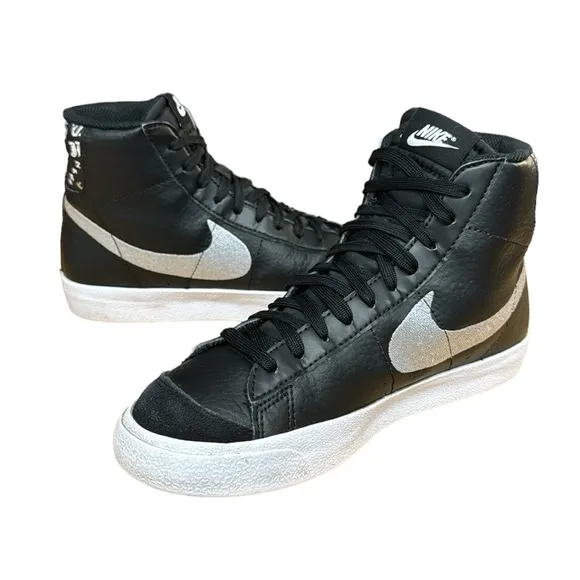Nike Blazer Mid ‘77 SE (GS) Black Playful Fonts DJ0265-001 Shoes- SZ 5.5Y- 7.5 W