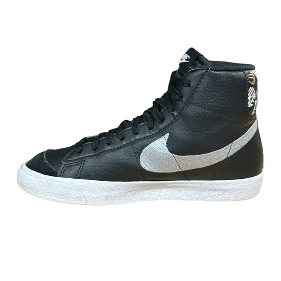 Nike Blazer Mid ‘77 SE (GS) Black Playful Fonts DJ0265-001 Shoes- SZ 5.5Y- 7.5 W