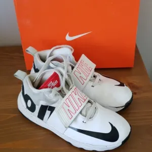 Nike Kids' Grade Team Hustle &quot;Just Do It&quot;