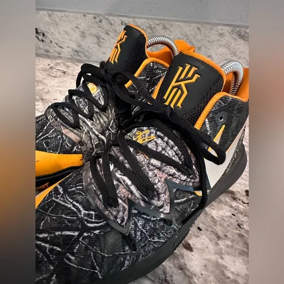 Nike Kyrie 5 camo Basketball Sneaker Sz 5Y-Camo/Orange/Black