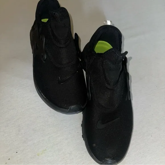 Nike Mens Size 8.5 Black Slip-On Shoes.