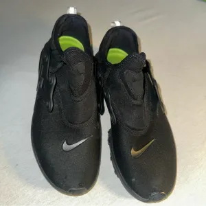 Nike Mens Size 8.5 Black Slip-On Shoes.