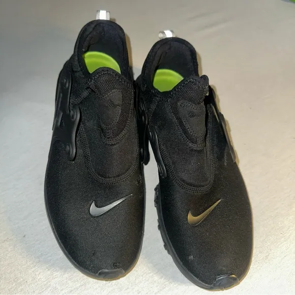 Nike Mens Size 8.5 Black Slip-On Shoes.