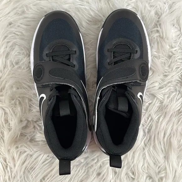 NIKE Team Hustle D 11 Big Kids' Basketball Shoes Black &amp; White Size 7Y NEW