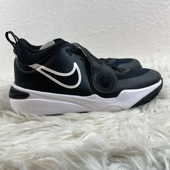 NIKE Team Hustle D 11 Big Kids' Basketball Shoes Black &amp; White Size 7Y NEW